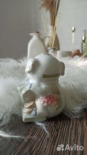 Свинка. Фарфоровая мини статуэтка - копилка