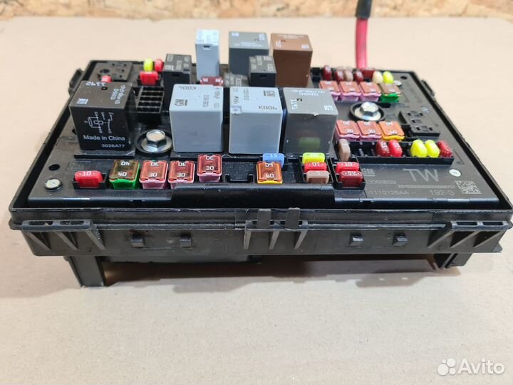 Блок предохранителей подкапотный Opel Astra J GTC