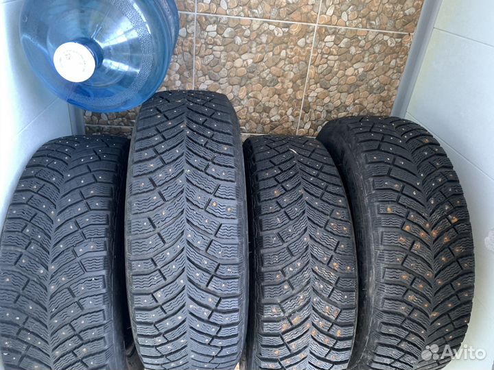 Michelin X-Ice North 4 215/65 R16