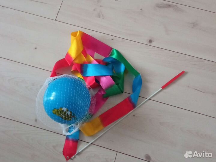 Гимнастическая лента и мяч