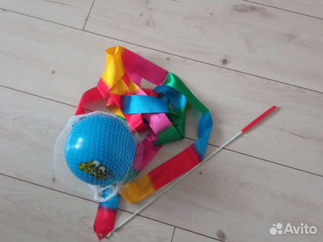 Гимнастическая лента и мяч