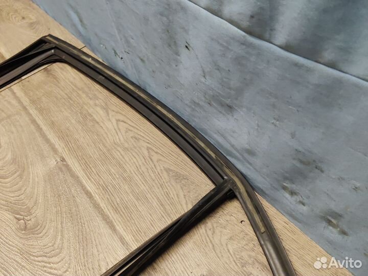 Уплотнитель задней левой двери BMW E90
