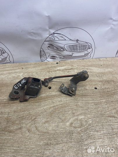 Датчик уровня кузова Мерседес w209