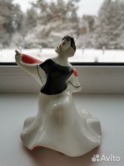 Фарфоровая статуэтка 
