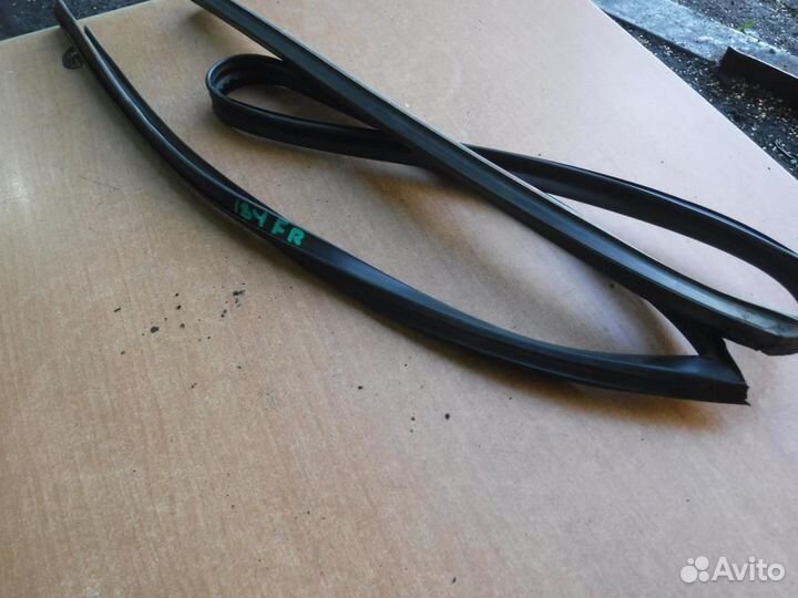 Уплотнитель стекла двери Mazda 6 GG
