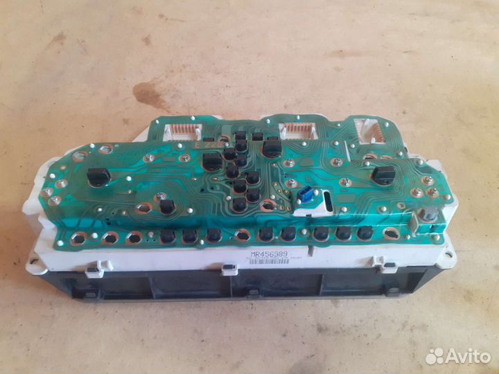 Панель приборов Mitsubishi Galant 8