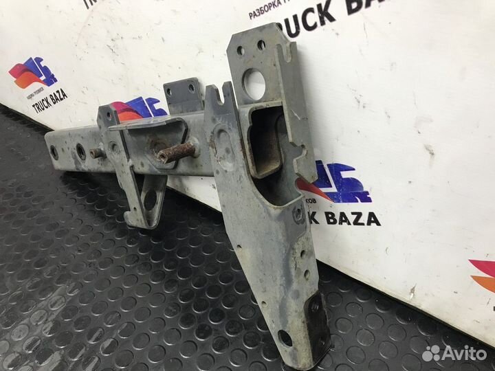 1686536 Кронштейн переднего крыла