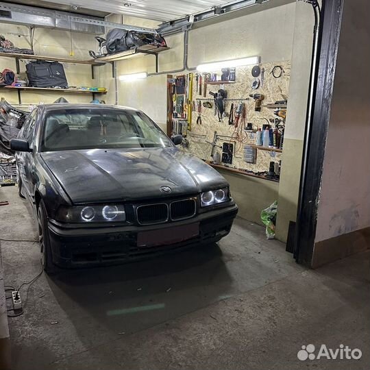 BMW 3 серия 1.6 AT, 1995, битый, 200 000 км