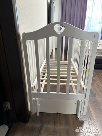 Детская кроватка с универсальным маятником
