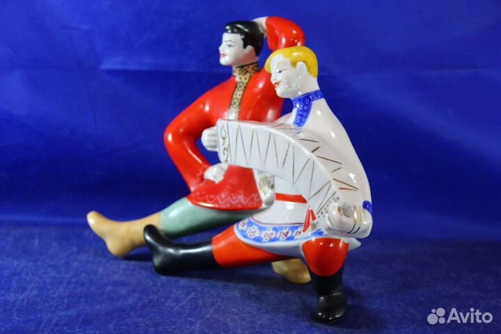Фарфopoвая cтатуэтка Русский тaнец перeпляс