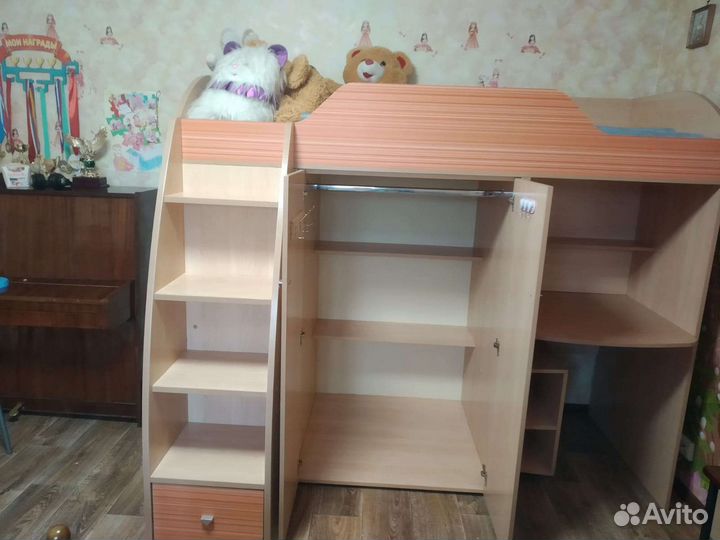 Детская кровать со столом и шкафом