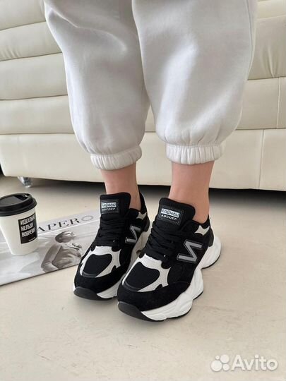 Кроссовки женские