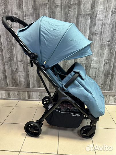 Коляска полгулочная легкая и компактная