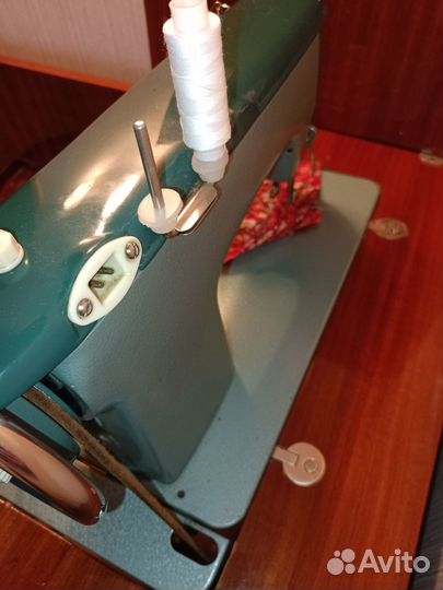 Швейная машина Чайка подольск ножная с тумбой