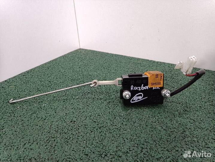 Активатор замка двери багажника Chevrolet Captiva