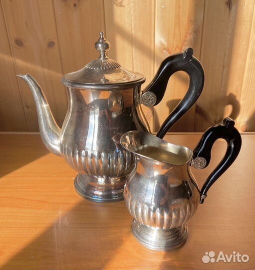 Большой чайник и сливочник винтаж Европа