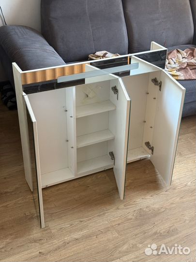 Шкаф с зеркалом для ванной комнаты