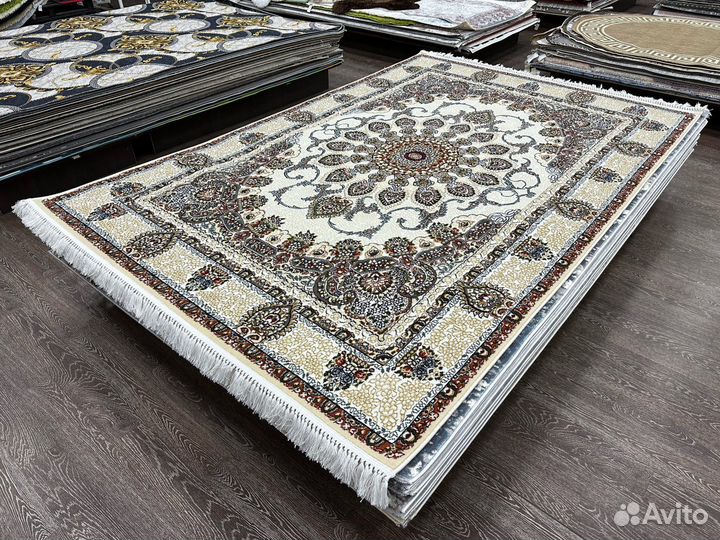 Ковер классический, бежевый