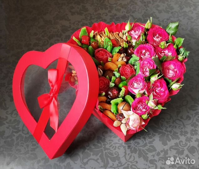 Сердце с сухофруктами, цветами, орехами