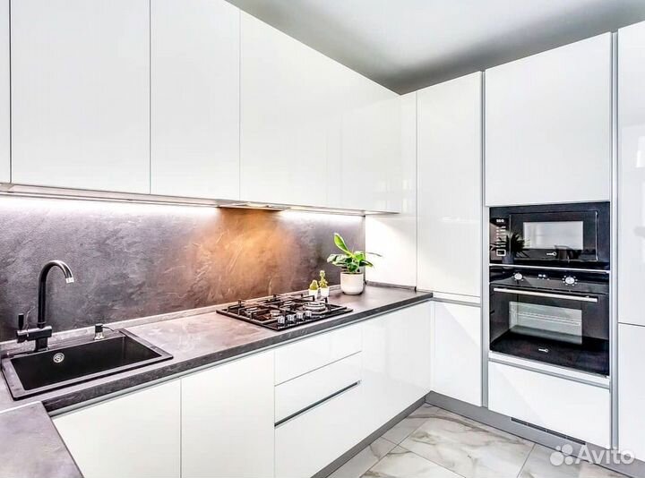 Угловой кухонный гарнитур современный