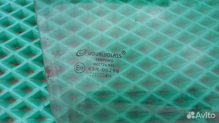 Стекло двери передней правой Peugeot 206