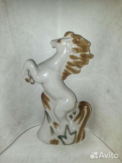 Коньфарфоровая статуэтка. Конь. Полонное. СССР
