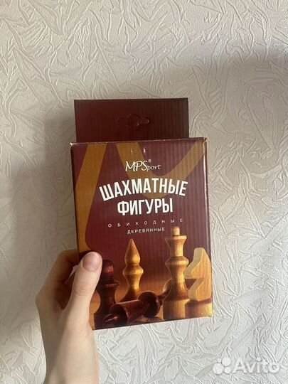 Шахматные фигуры (без доски) в коробке