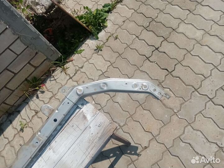 Рамка радиатора - панель замка капота