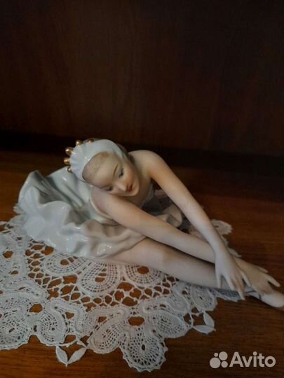 Статуэтки фарфоровые. Сервизы