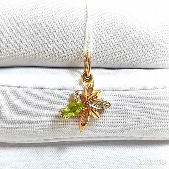 Золотая подвеска с камнем