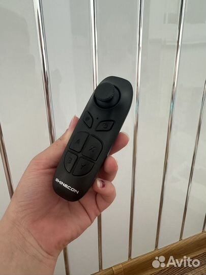 Очки виртуальной реальности с джойстиками