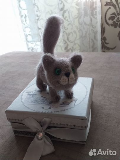 Вязаный котенок ручной работы