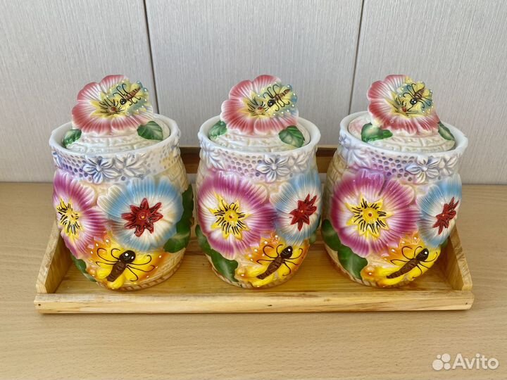 Набор баночек для специй на деревянной полочке