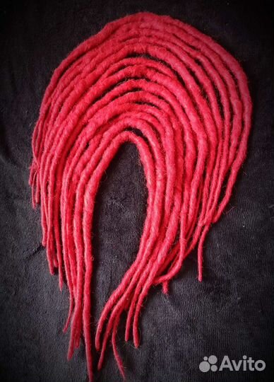 Волосы на заколках, дреды