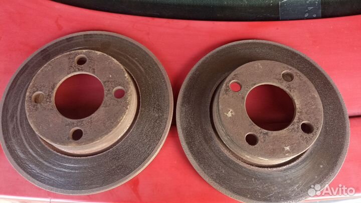 Передние тормозные диски не вентилируемые на Ауди