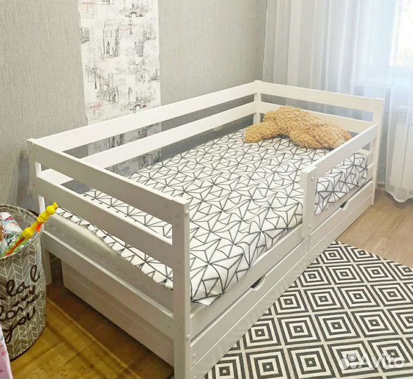 Кровать детская из массива
