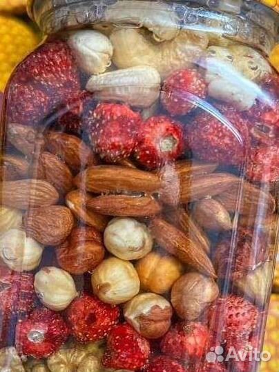 Микс из орехов земляники и натурального меда