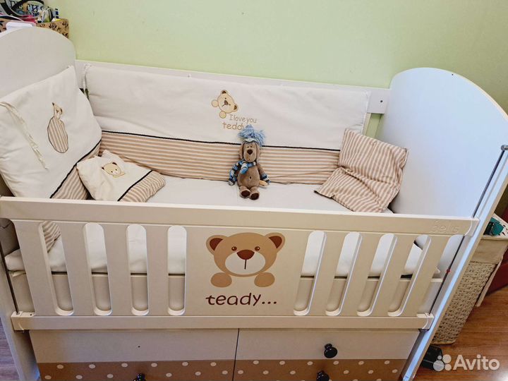 Детская кроватка с маятником и ящиком