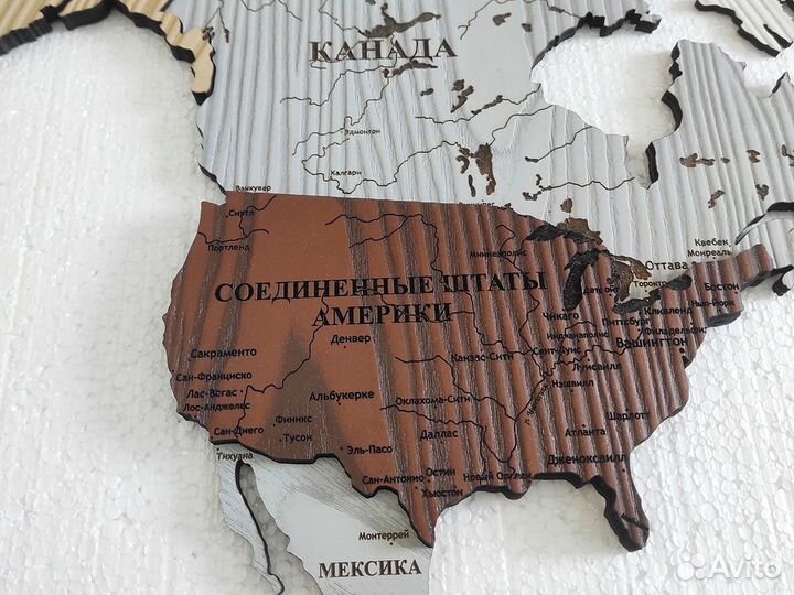 Рельефная карта мира из дерева в необычном цвете