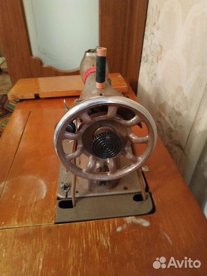 Швейная машина Подольск на подставке ножная