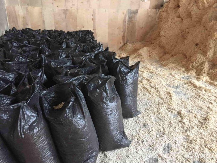 Сухие опилки в мешках