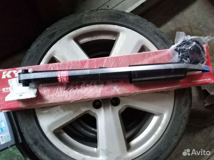 Продам заданий амортизатор ауди 80