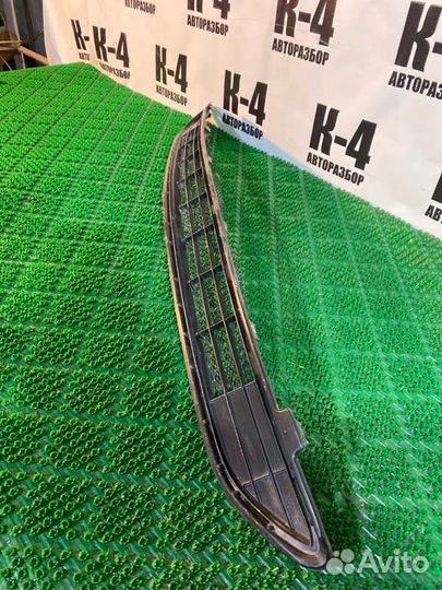 Решетка в бампер передняя Toyota Rav4 CA40