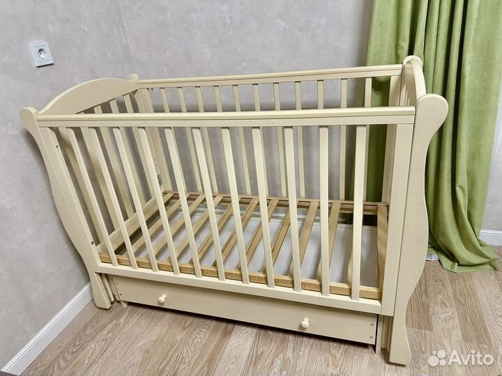 Детская кроватка с маятником и ящиком