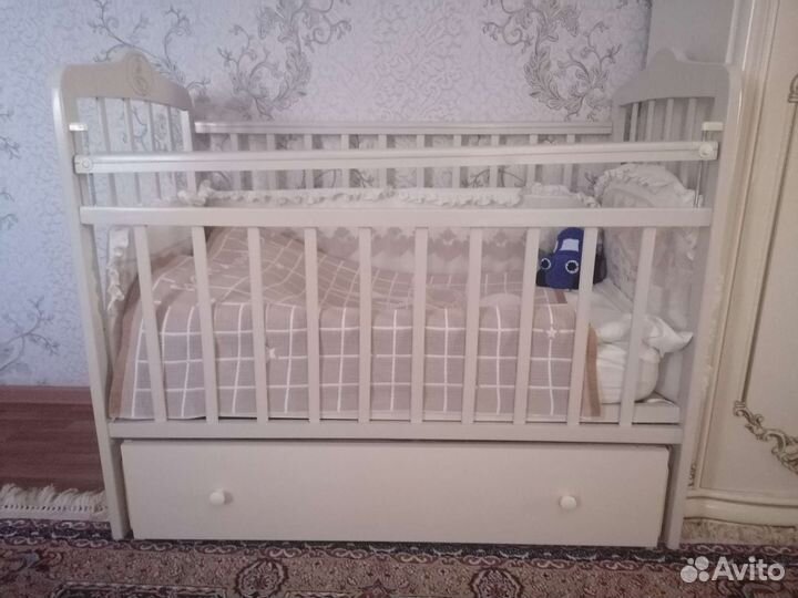 Детская кроватка с маятником, матрасом, балдахином
