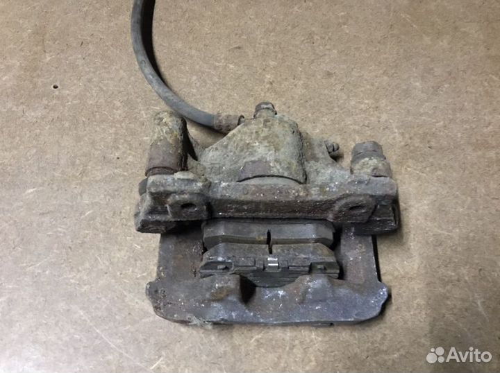 Toyota camry 50 задний правый тормозной суппорт