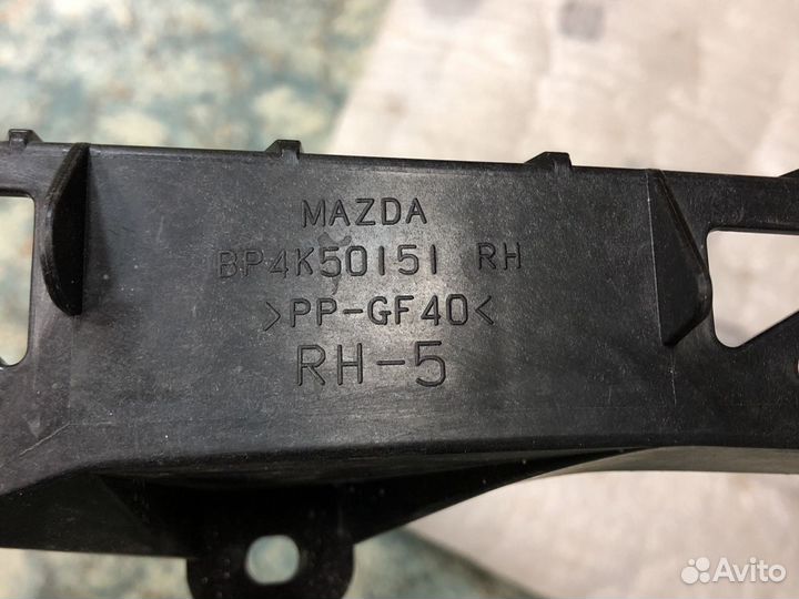 Кронштейн правой фары бампера Mazda 3 BK 2002-09