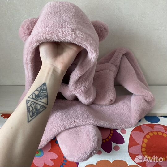 Пушистая шапка с ушками и перчатками