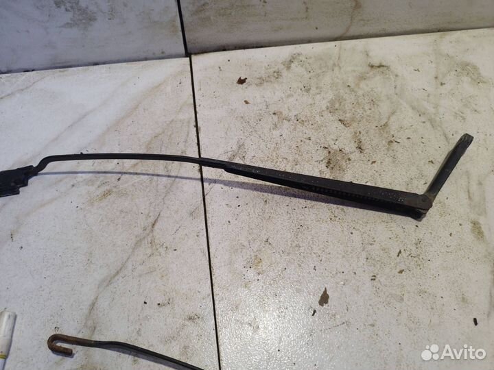 Поводок стеклоочистителя правый Ford Focus DNW