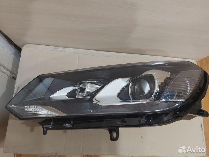 Фара левая Volkswagen Touareg nf (2010-2014)